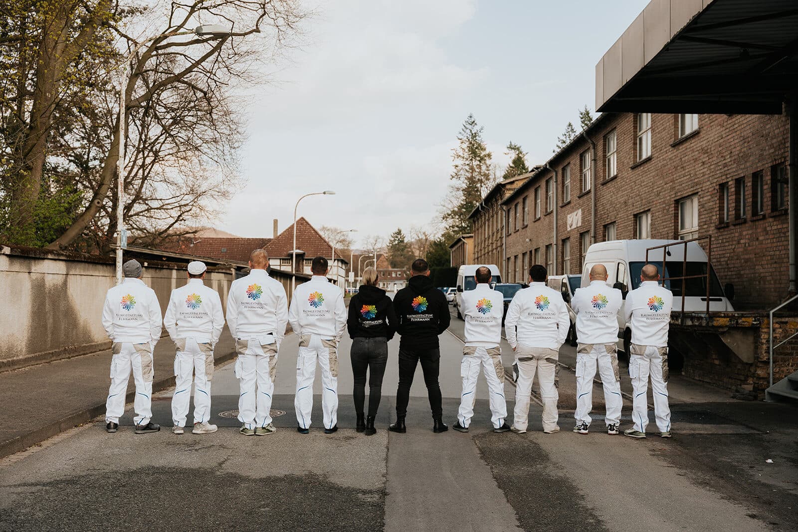 Das gesamte Team von Raumgestaltung Fuhrmann in Firmenkleidung